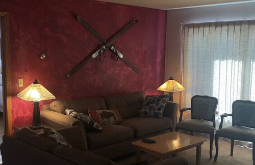 Powder Mountain Condominio | Ski-in ski-out Powder Mountain condo 2 bedroom. 2 baths. Fireplace.