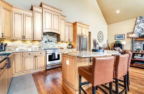 Hyak Cabina | Ski-in/ski-out cabin with mountain-view deck, fireplace- walk to lifts