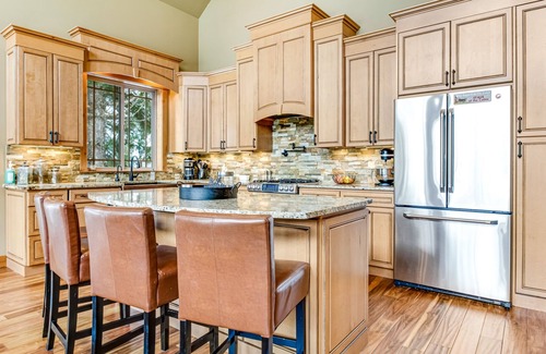 Hyak Cabina | Ski-in/ski-out cabin with mountain-view deck, fireplace- walk to lifts