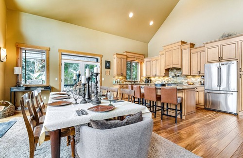 Hyak Cabina | Ski-in/ski-out cabin with mountain-view deck, fireplace- walk to lifts