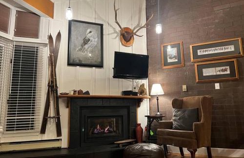 Steamboat Springs Casa | Ski In, Ski Out Cozy Creek Side Cabin w Front Yard