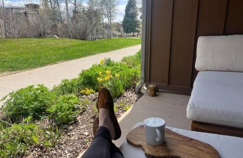 Steamboat Springs Casa | Ski In, Ski Out Cozy Creek Side Cabin w Front Yard
