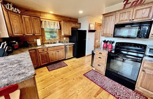 Wolf Laurel Cabina | Pet Friendly, Hot Tub, Grill, WiFi, Fireplaces Mountain Retreat