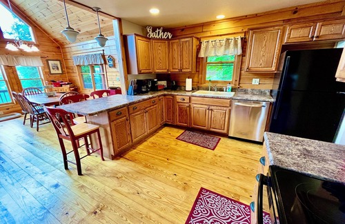 Wolf Laurel Cabina | Pet Friendly, Hot Tub, Grill, WiFi, Fireplaces Mountain Retreat