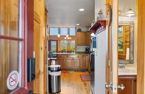 Wolf Laurel Cabina | Pet Friendly, Hot Tub, Grill, WiFi, Fireplaces Mountain Retreat