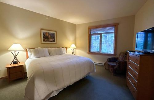 Mammoth Lakes Casa | Ski-in/Ski-out with views at Sunstone