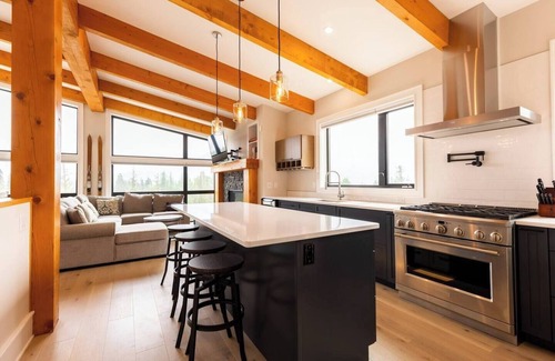 East Kootenay Casa | Ski In to your Hot Tub & Sauna