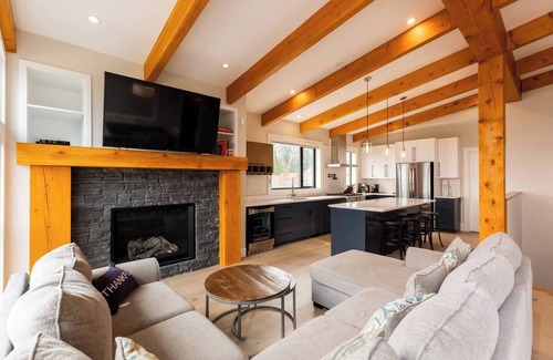 East Kootenay Casa | Ski In to your Hot Tub & Sauna