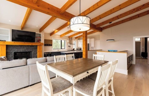 East Kootenay Casa | Ski In to your Hot Tub & Sauna