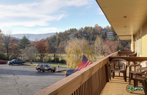 Mount Jackson Condominio | Ski/MTB/Golf Condo (#126) - Slope side | Wonderful mountain & golf course views!