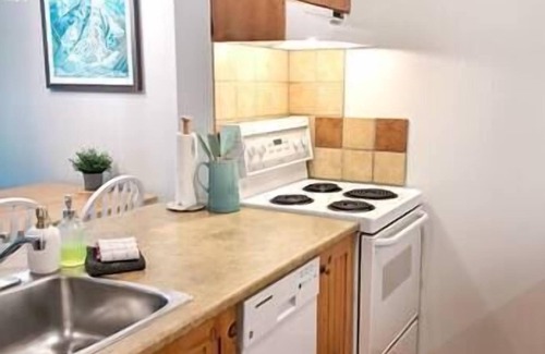 East Kootenay Apartamento | Ski or bike in/out - Pool - Hot Tub - Great Views