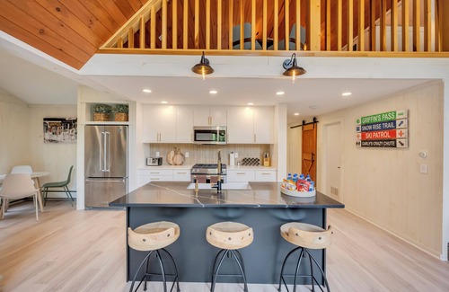 West Dover Casa | Ski & Play in Style-Luxury Mt. Snow Getaway-HotTub