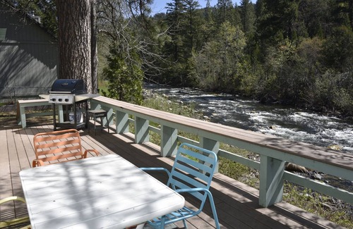 Castella Casa | Ski’s Cabin – Your Perfect Riverside Escape