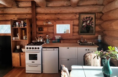 Mara Cabaña | Wild Rose Cabin ~ Glamping en las colinas de alerce! ¡10 min de pistas de esquí XC!