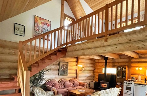 Mara Cabaña | Wild Rose Cabin ~ Glamping en las colinas de alerce! ¡10 min de pistas de esquí XC!