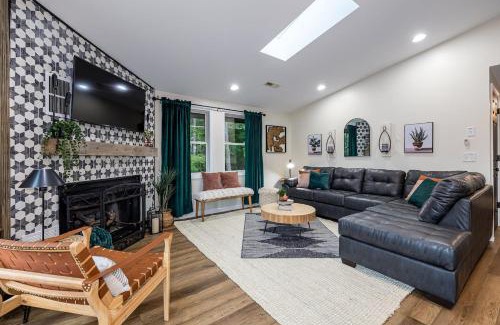 McGaheysville Casa | Ski Slope Views Hot Tub Pool & Best Resort Spot!