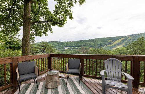 McGaheysville Casa | Ski Slope Views Hot Tub Pool & Best Resort Spot!