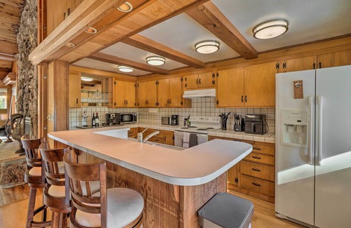 Tahoe Sierra Estates Casa | Ski & Soak: Hot Tub Haven in Tahoe City!