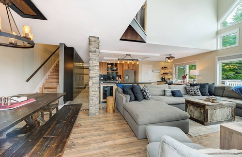 Big White Ski Resort Casa | Ski To/From, 5 Bedroom, Hot Tub, Walk to Village Chalet.