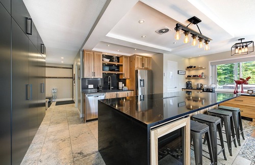 Big White Ski Resort Casa | Ski To/From, 5 Bedroom, Hot Tub, Walk to Village Chalet.