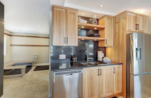 Big White Ski Resort Casa | Ski To/From, 5 Bedroom, Hot Tub, Walk to Village Chalet.