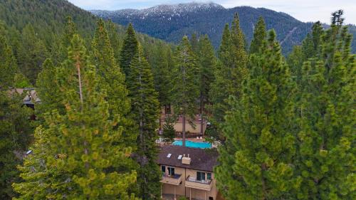 Incline Village Casa | Ski Way by AvantStay Cozy Tahoe Home w Fireplace Balcony