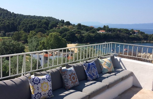 Kolios Villa | Amplia villa con piscina privada con vistas a la playa (2 minutos a pie)