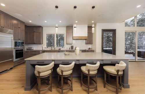 Copper Mountain Casa | Skibakken Chalet: Ski-in/out, Panoramic Deck Views, Hot Tub, Spa w/ Sauna