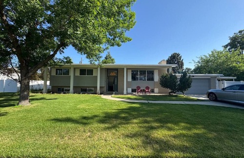 Holladay Casa | Skiing, Stocked Kitchen, 80" TV, Backyard, W/D, Pets
