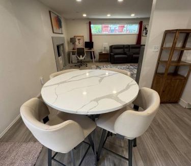 Holladay Casa | Skiing, Stocked Kitchen, 80in TV, Backyard, WD