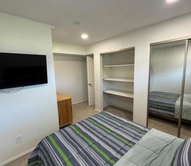 Holladay Casa | Skiing, Stocked Kitchen, 80in TV, Backyard, WD