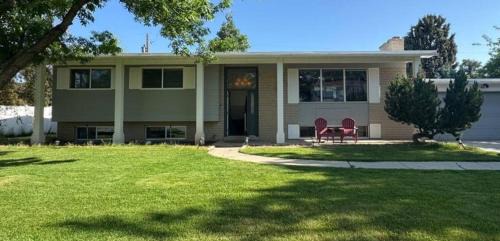Holladay Casa | Skiing, Stocked Kitchen, 80in TV, Backyard, WD