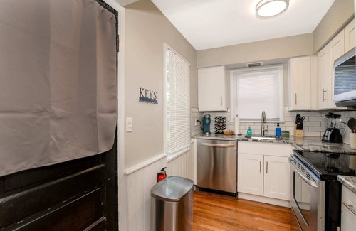 Brook Park Casa | Modern & Cozy 2BR Home – Elevate Your Stay!