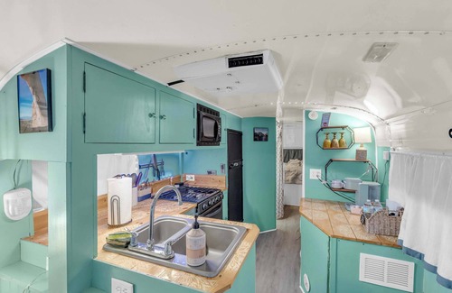 Greenville Casa | Skoolie on the River, Close to DT, Private Space