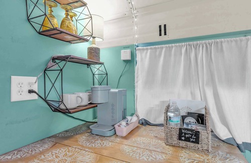 Greenville Casa | Skoolie on the River, Close to DT, Private Space