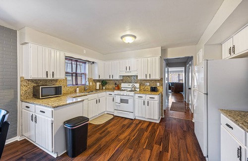 Skokie Condominio | Sky - 3BR, 2BA Unit