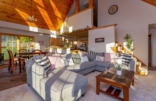 Wellsboro Casa | Sky High Chalet! Hermosa casa en más de 10 acres con bañera de hidromasaje, a 2 minutos de Wellsboro