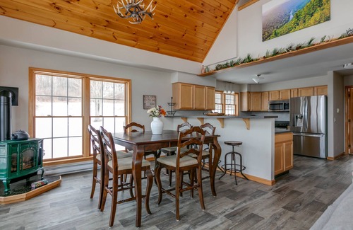 Wellsboro Casa | Sky High Chalet! Hermosa casa en más de 10 acres con bañera de hidromasaje, a 2 minutos de Wellsboro