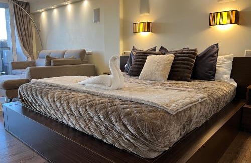 Brasa Apartamento | Sky-High Sauna Penthouse Retreat with City Views