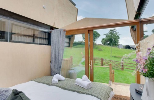 Felinfach Chalet De Esquí | Relájese frente al fuego o abra el techo para admirar las maravillas de la vía láctea desde la comfo