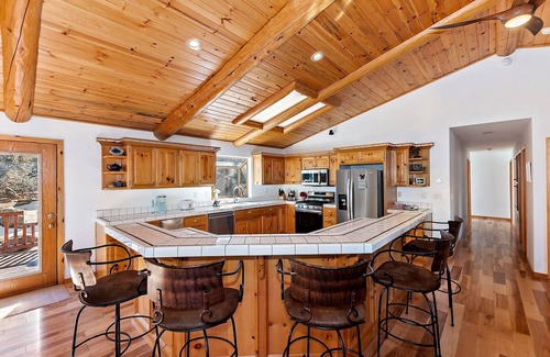 Castle Glen Estates Cabina | Sky Pine Retreat by Destination Big Bear: Log Cabin Home! Game Room! Spa! EV Charger!