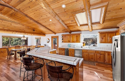 Castle Glen Estates Cabina | Sky Pine Retreat by Destination Big Bear: Log Cabin Home! Game Room! Spa! EV Charger!