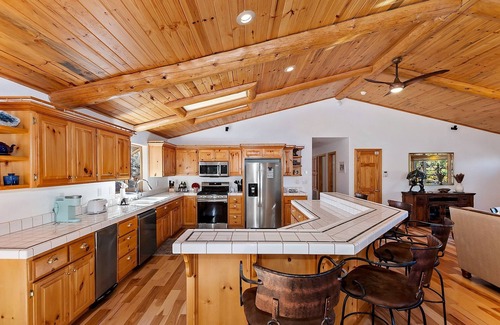 Castle Glen Estates Cabina | Sky Pine Retreat by Destination Big Bear: Log Cabin Home! Game Room! Spa! EV Charger!