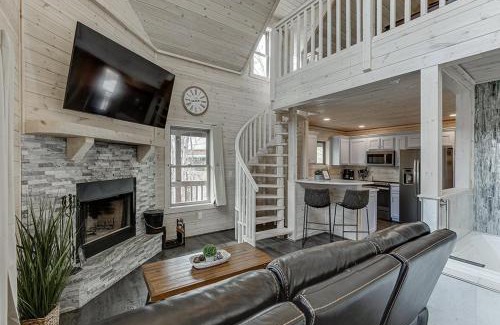 Cleveland Casa | Sky's the Limit Treehouse Near Helen, Georgia