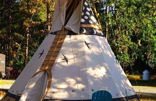 Cave Junction Apartamento | Sky Spirit -Luxury Glamping 18' Tipi - Restrooms and Showers are only a short walk away.