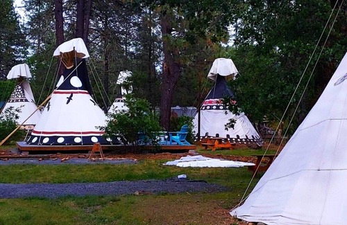 Cave Junction Apartamento | Sky Spirit -Luxury Glamping 18' Tipi - Restrooms and Showers are only a short walk away.