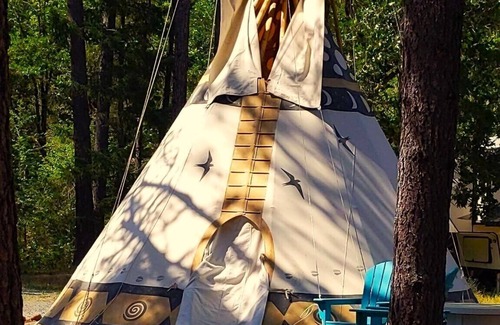 Cave Junction Apartamento | Sky Spirit -Luxury Glamping 18' Tipi - Restrooms and Showers are only a short walk away.