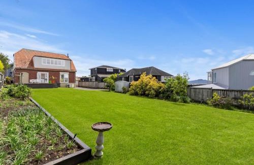 Orakei Casa | Sky Stars Elegant Home with Seaview
