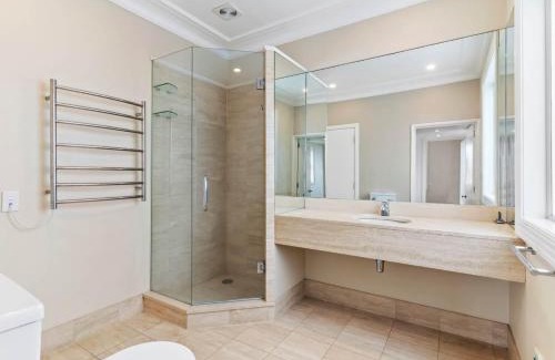 Orakei Casa | Sky Stars Elegant Home with Seaview