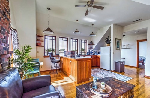 McKinleyville Apartamento | SkyDeck Crazy Wave Suite - Cozy Digs, 2nd Fl, Dog / Pet Friendly!